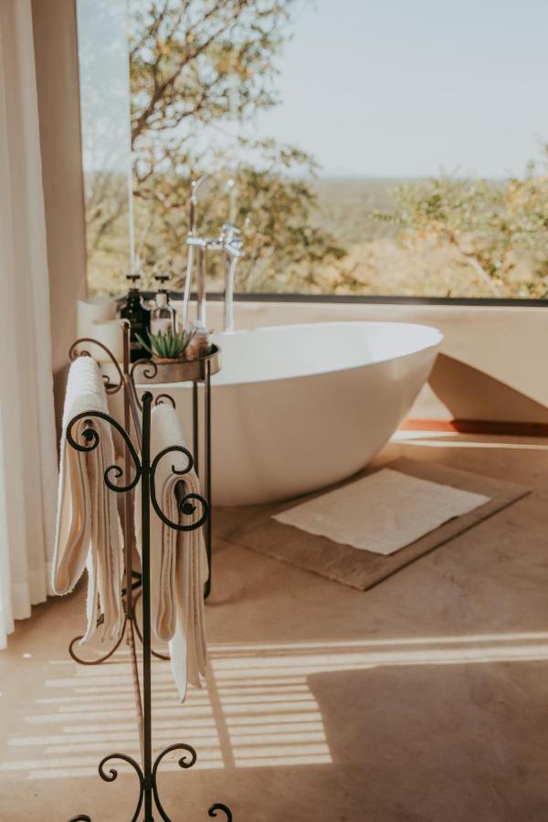 Kifaru Luxury Lodge Оутджо Екстериор снимка