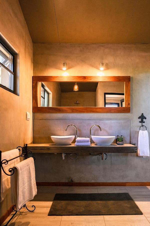 Kifaru Luxury Lodge Оутджо Екстериор снимка