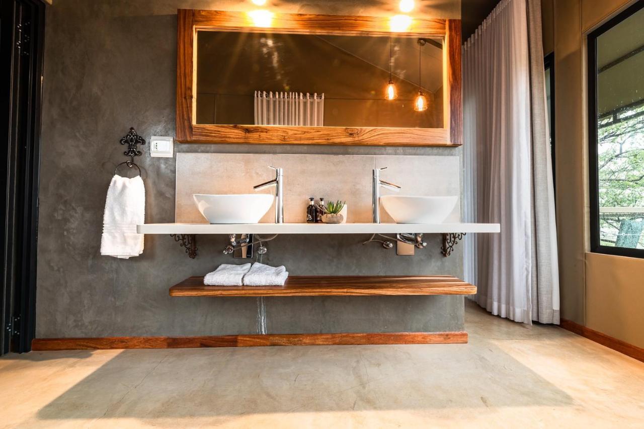 Kifaru Luxury Lodge Оутджо Екстериор снимка